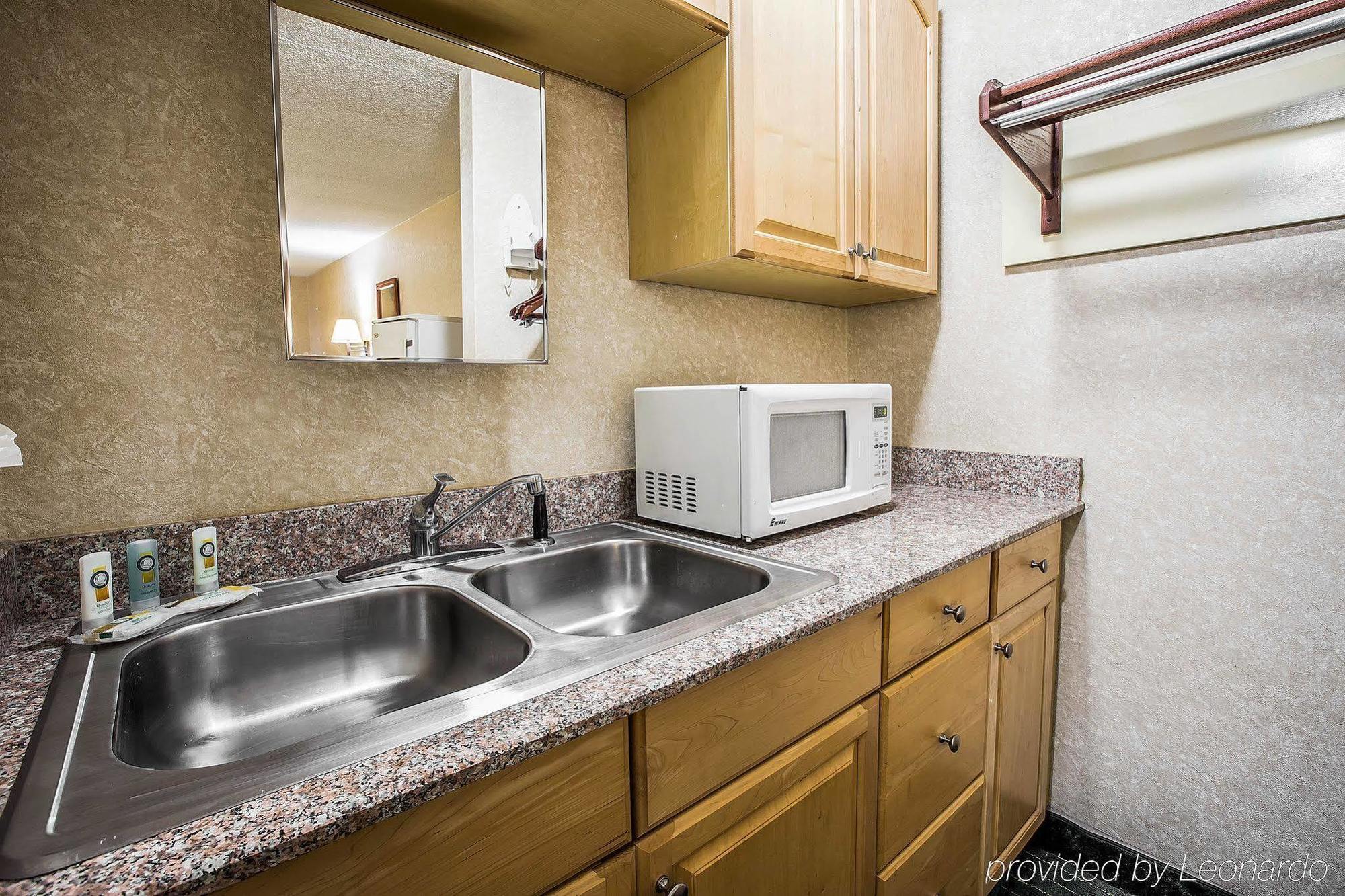 Greenville Inn & Suites Екстер'єр фото